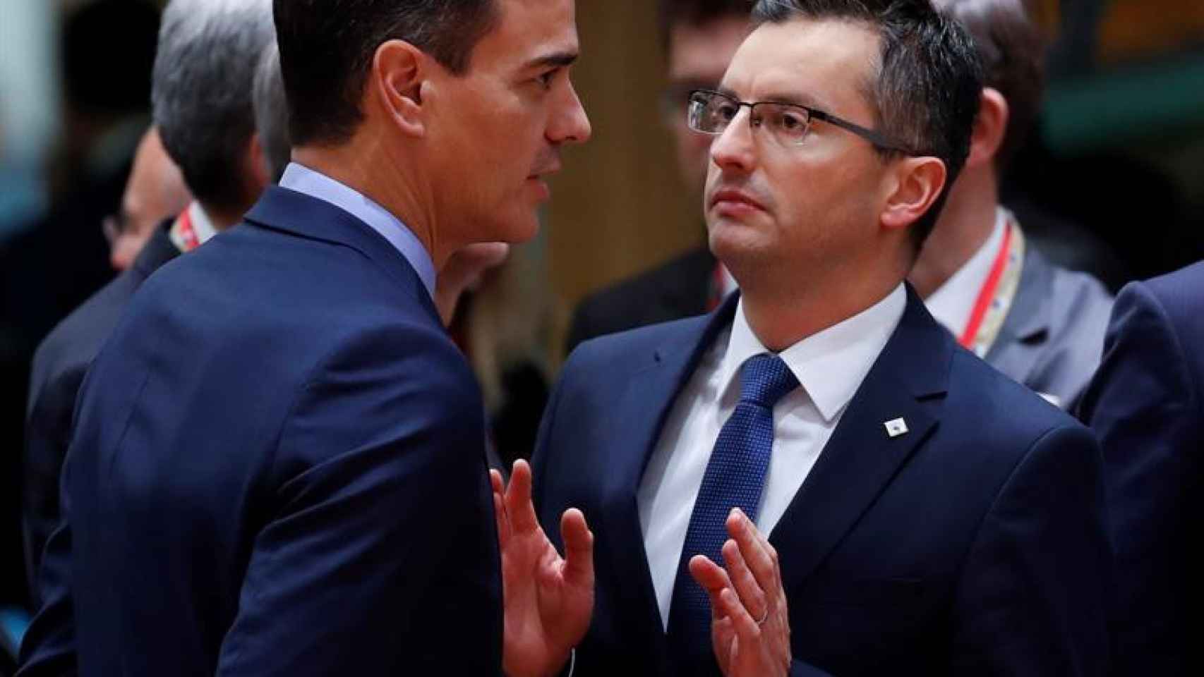 El presidente español, Pedro Sánchez (i), habla con el primer ministro esloveno, Marjan Sarec (d) / EFE