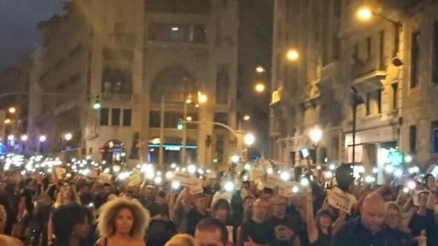 Mossos d'Esquadra bajando por la Vía Laietana de Barcelona durante la manifestación de protesta / @danibertiroca