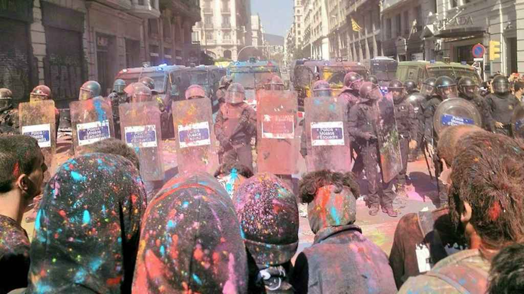 Revolución de las sonrisas: una imagen del ataque contra los Mossos por parte de Arran