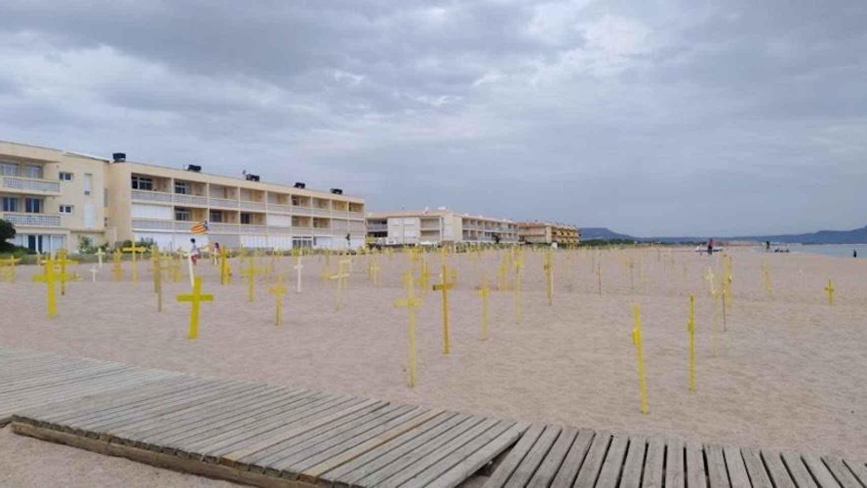 Una foto de la playa de Pals llena de cruces este domingo