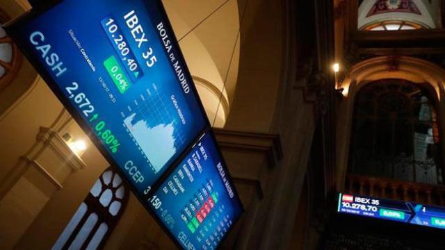 Imagen de la evolución del Ibex 35 desde la Bolsa de Madrid del viernes pasado, un selectivo que también se ha visto afectado por el 'efecto Cataluña' / EFE