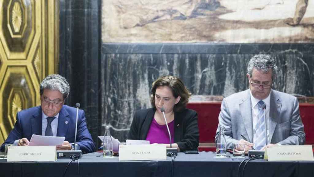 La alcaldesa Ada Colau junto al delegado del Gobierno, Enric Millo , y el conseller de Interior, Joaquim Forn, en una imagen de archivo