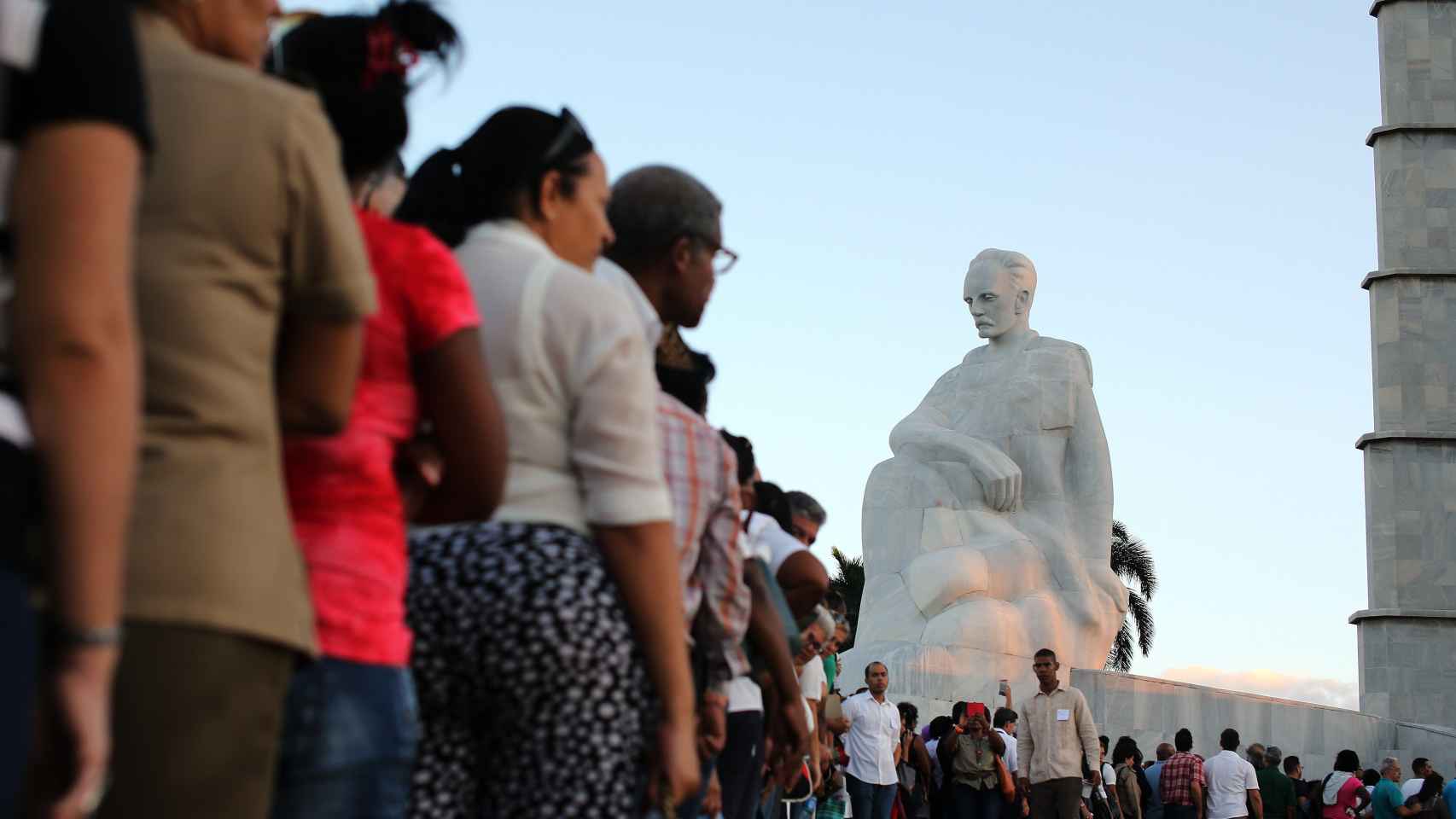 Cubanos haciendo cola en la plaza de la Revolución de La Habana para rendir homenaje a la memoria de Fidel Castro / EFE