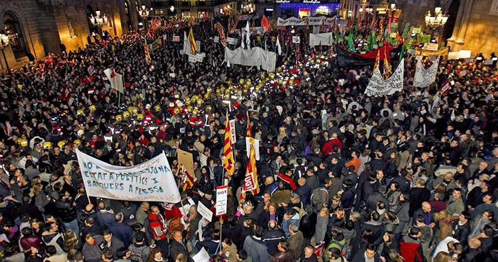 Concentración de funcionarios de la Generalitat en protesta por los recortes / EFE