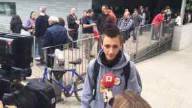 Un joven ataviado con pegatinas independentistas, tras realizar su trámite en Badalona el 12-O / CG