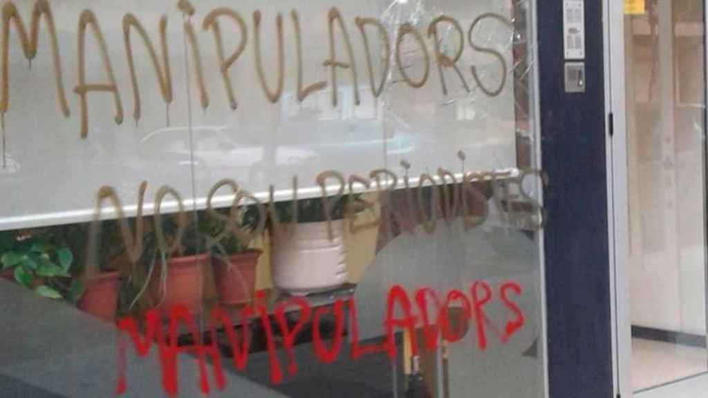 Pintadas insultantes en la fachada de la delegación de TV3 en Lleida.