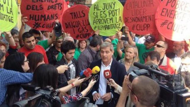 Momento del escrache de la PAH al alcaldable del PP por Barcelona, Alberto Fernnández Díaz