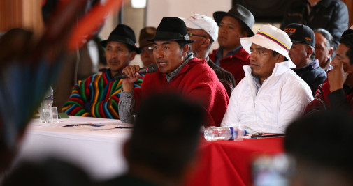 Leonidas Iza, presidente de la Confederación de Nacionalidades Indígenas, participando en Quito en una reunión con representantes de los cinco poderes del Estado de Ecuador / EFE - José Jácome