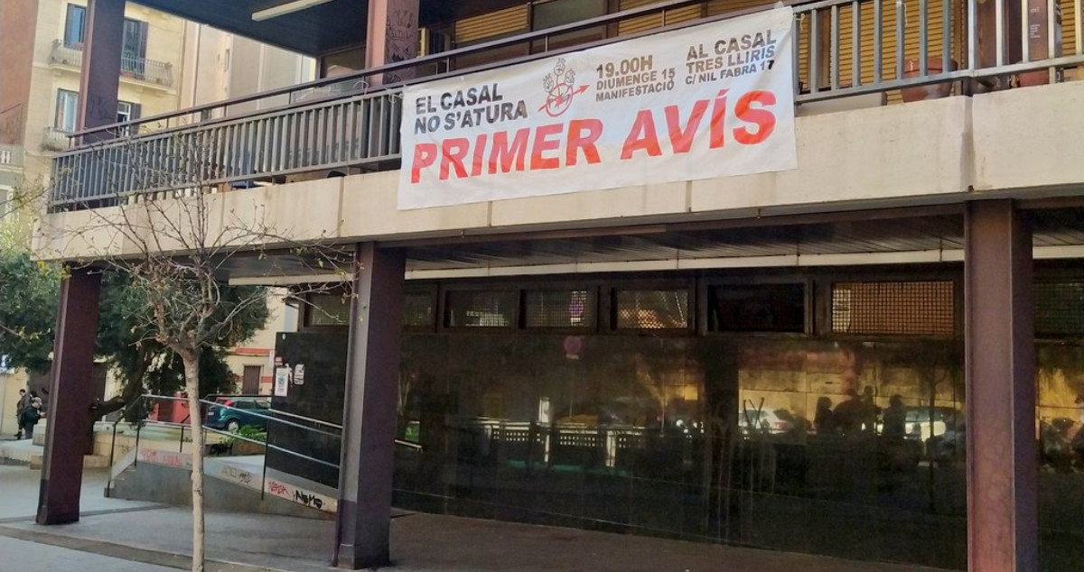 La antigua comisaría de la Policía Nacional de Lesseps, en Gràcia, con una pancarta contra su desalojo / CG