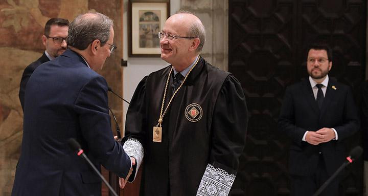 El jurista Joan Vintró (d) saluda a Quim Torra durante su toma de posesión como nuevo miembro del Consejo de Garantías Estatutarias / JORDI BEDMAR