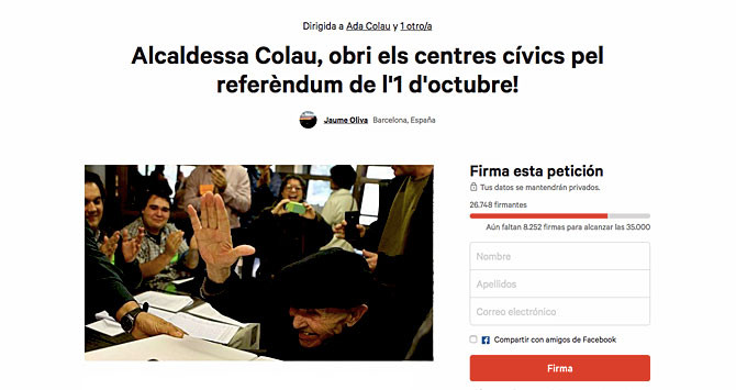 Recogida de firmas para pedir a la alcaldesa Colau que participe en el 1-O / CG