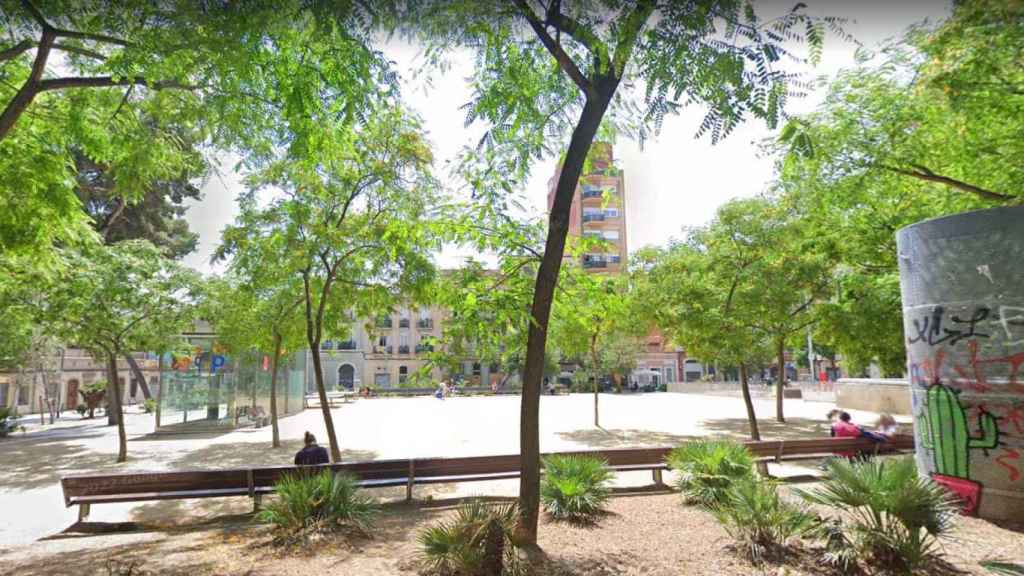 La plaza d'En Joanic, lugar que se ha convertido en una discoteca al aire libre, según los vecinos / STREET VIEWS