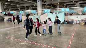 Una familia juega en un hospital-refugio temporal de Shanghái, confinada tras dar positivo en coronavirus / ZHUYI