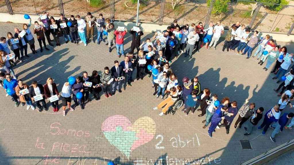 Un grupo de personas forman el símbolo del autismo / EUROPA PRESS