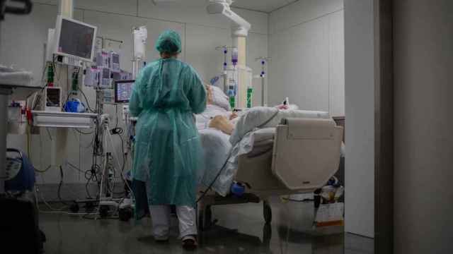 Una sanitaria atiende a un paciente de Covid en el área de cuidados intensivos de un hospital de Cataluña / EUROPA PRESS