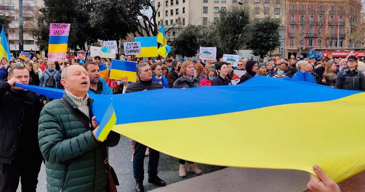 Cientos de ciudadanos se manifiestan en la plaza de Catalunya de Barcelona contra la invasión de Rusia a Ucrania / EUROPA PRESS