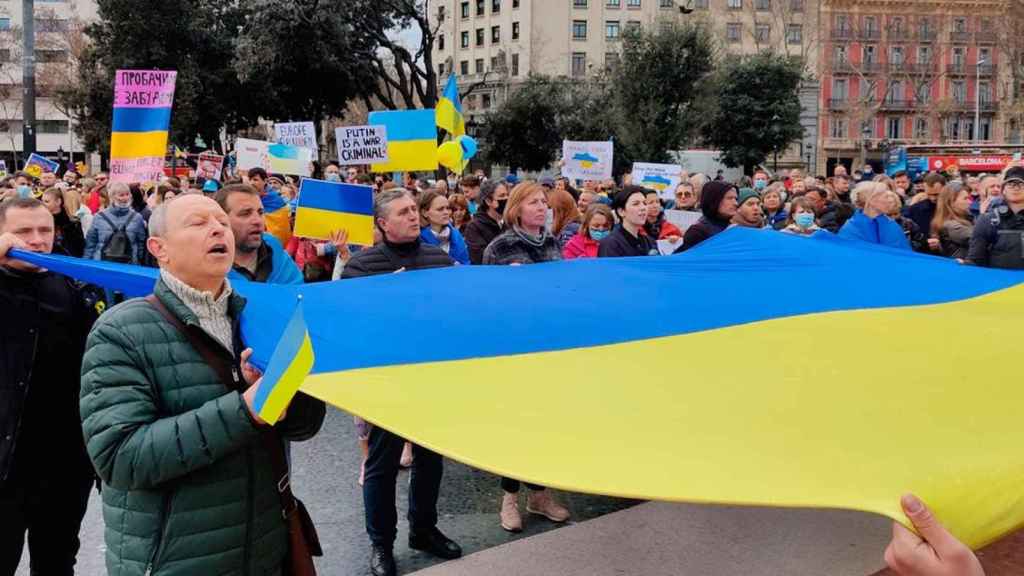 Cientos de ciudadanos se manifiestan en la plaza de Catalunya de Barcelona contra la invasión de Rusia a Ucrania / EUROPA PRESS