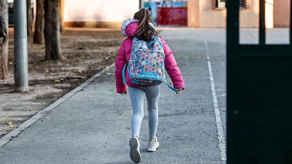 Una niña entra en uno de los colegios en pleno auge de la sexta ola del Covid / Rober Solsona (EP)