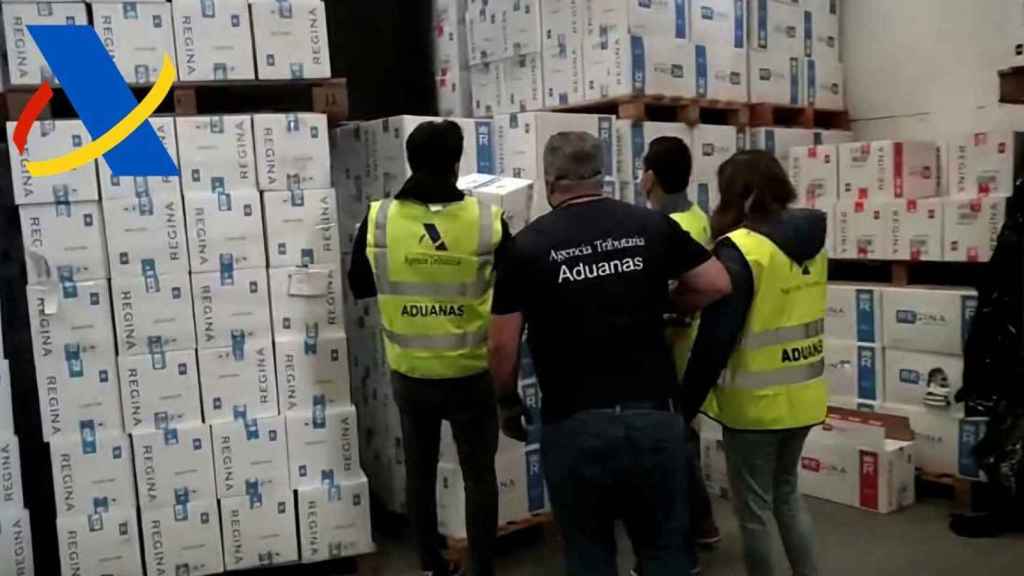 Los agentes de Vigilancia Aduanera inspeccionan la nave desde la que operaba la red de contrabando de tabaco / EFE