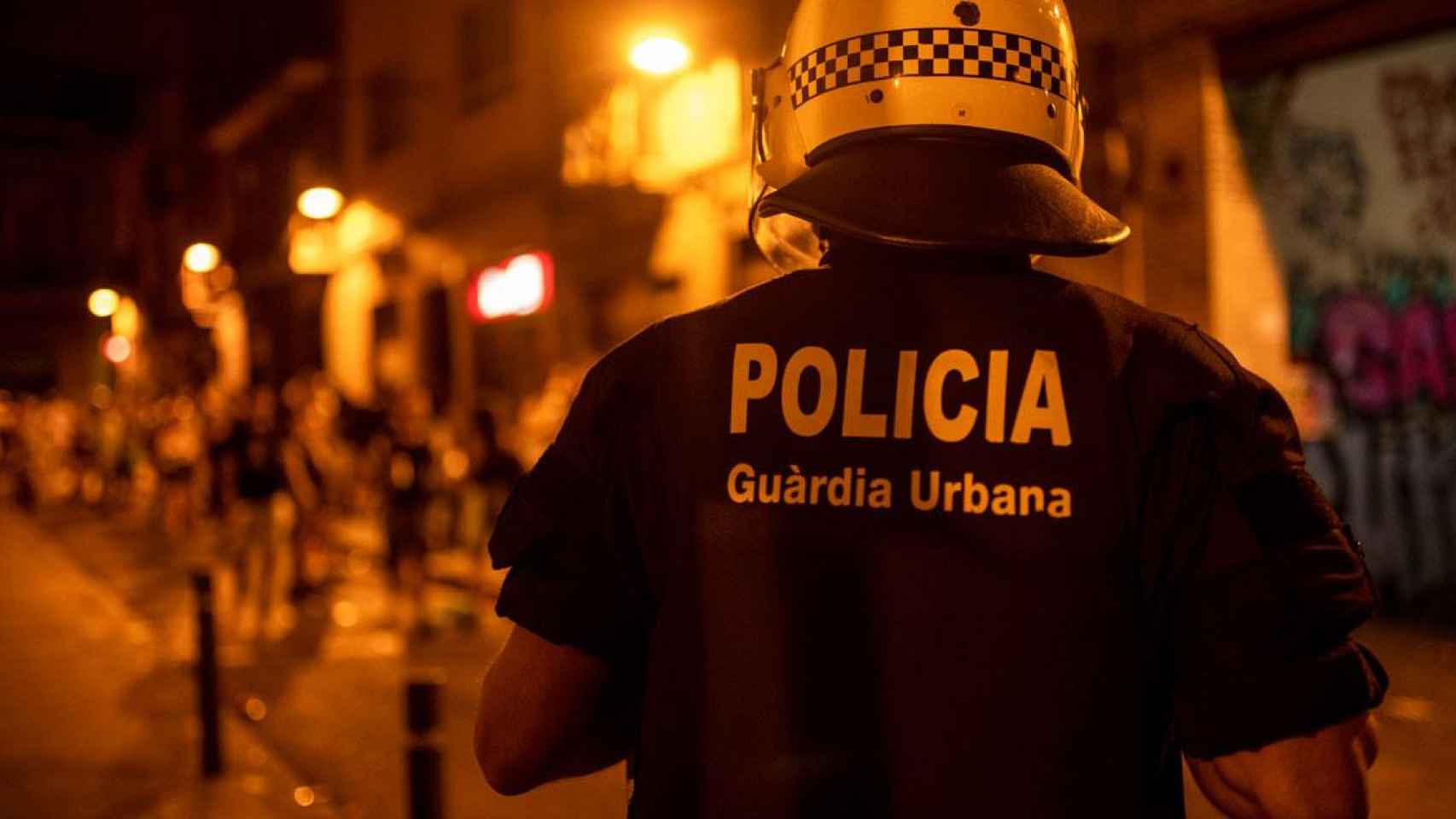 Un agente de la Guardia Urbana, en las Fiestas de Gracia anteayer / EP