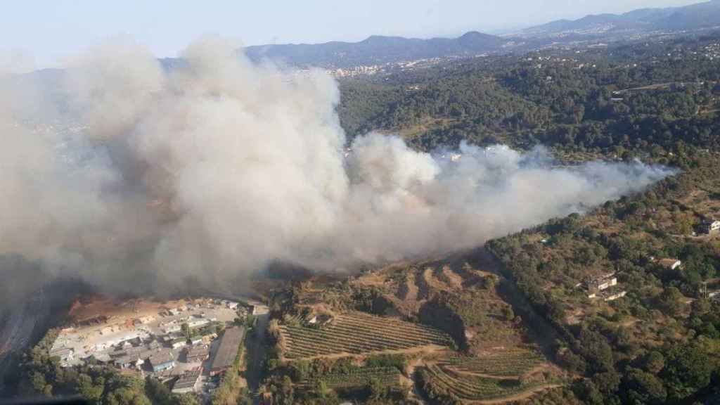 Incendio de vegetación a las afueras de Terrassa / BOMBERS