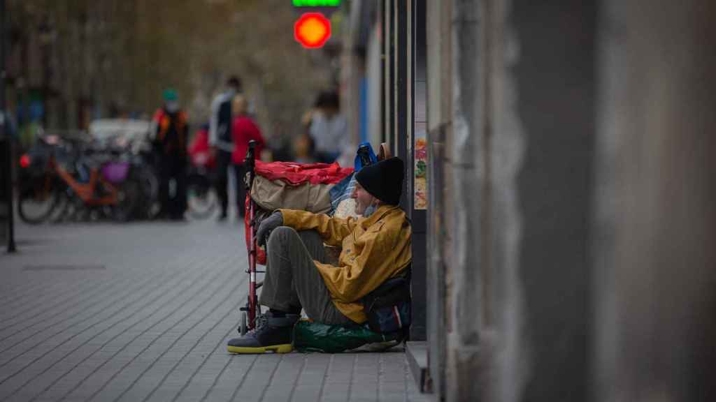 Una persona sintecho en una calle de Barcelona / EP