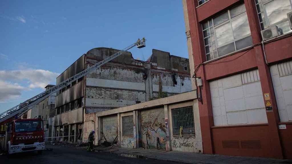 La nave donde se produjo el incendio de Badalona antes de su demolición / EUROPA PRESS