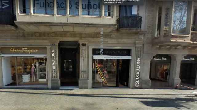 Escaparate de una de las tiendas de Paseo de Gràcia que ha sufrido un asalto / GOOGLE MAPS