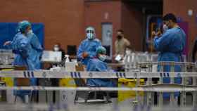 Personal sanitario durante los test serológicos masivos realizados en Torrejón de Ardoz, en la Comunidad de Madrid / EFE