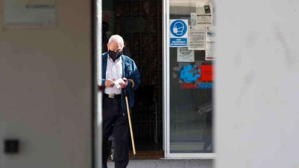 Un hombre sale a la calle para combatir la soledad / EUROPA PRESS