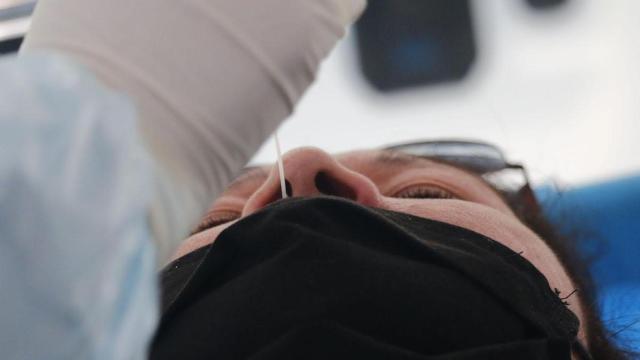 Sanitaria realizando una PCR al contacto de un positivo / EP