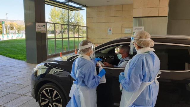 Sanitarios realizando una PCR en España para detectar contagios / EP