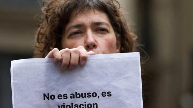 Protesta contra la 'manada' de Manresa ante la Audiencia de Barcelona / EFE