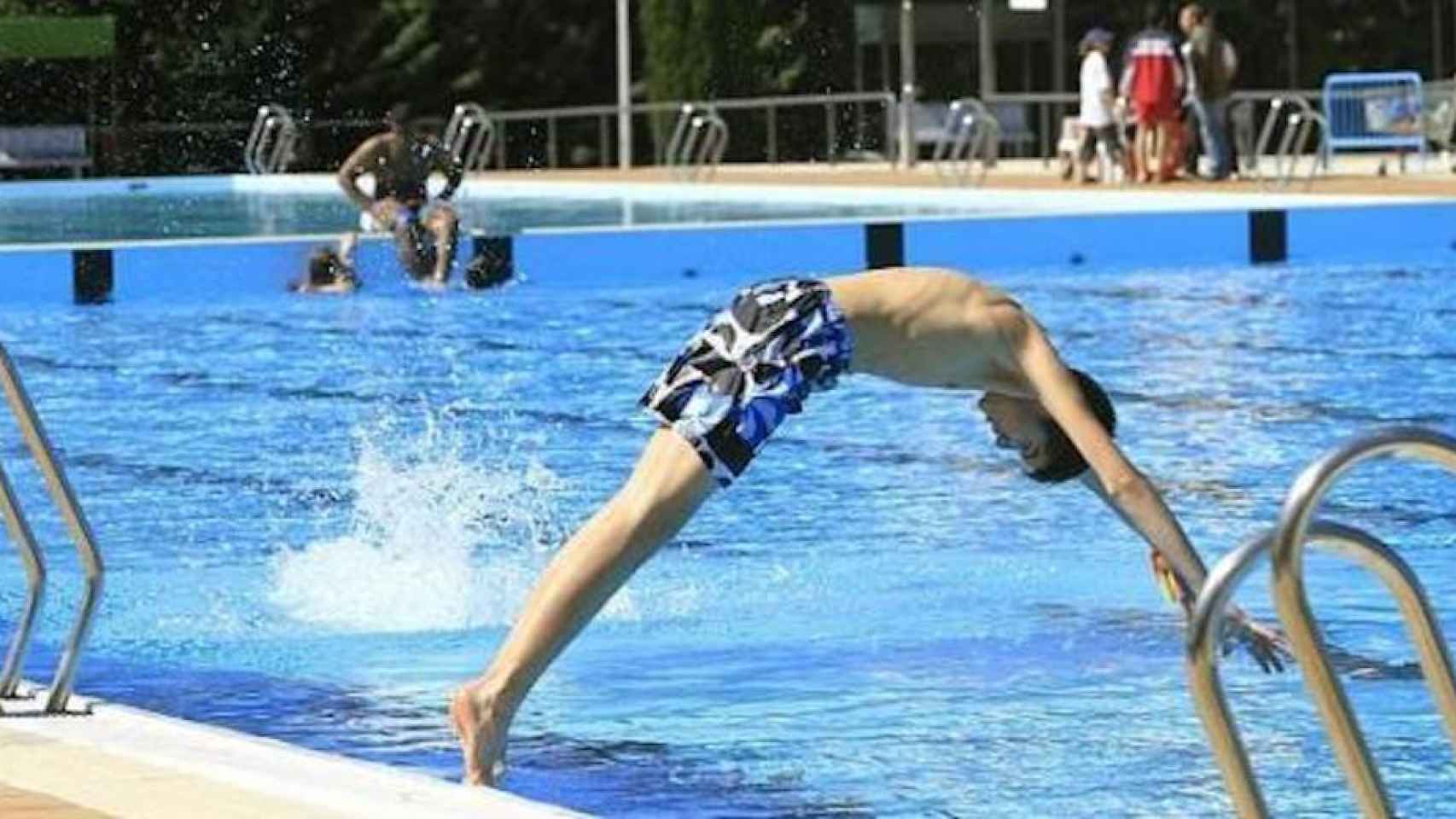 Una imagen de archivo de un niño saltando a una piscina Los Mossos denuncian a dos monitores por la muerte niño