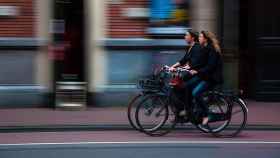 Dos mujeres paseando en bicicleta / PIXABAY