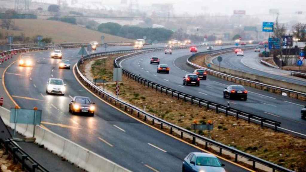 Circulación con lluvia en una carretera de acceso a Barcelona / EFE