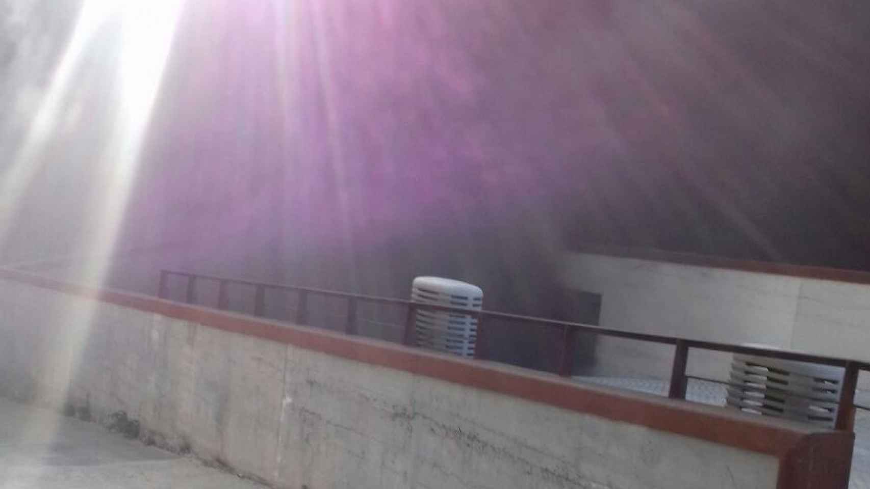 Humo procedente del subsuelo del parking de Viladecans tras la explosión / CG