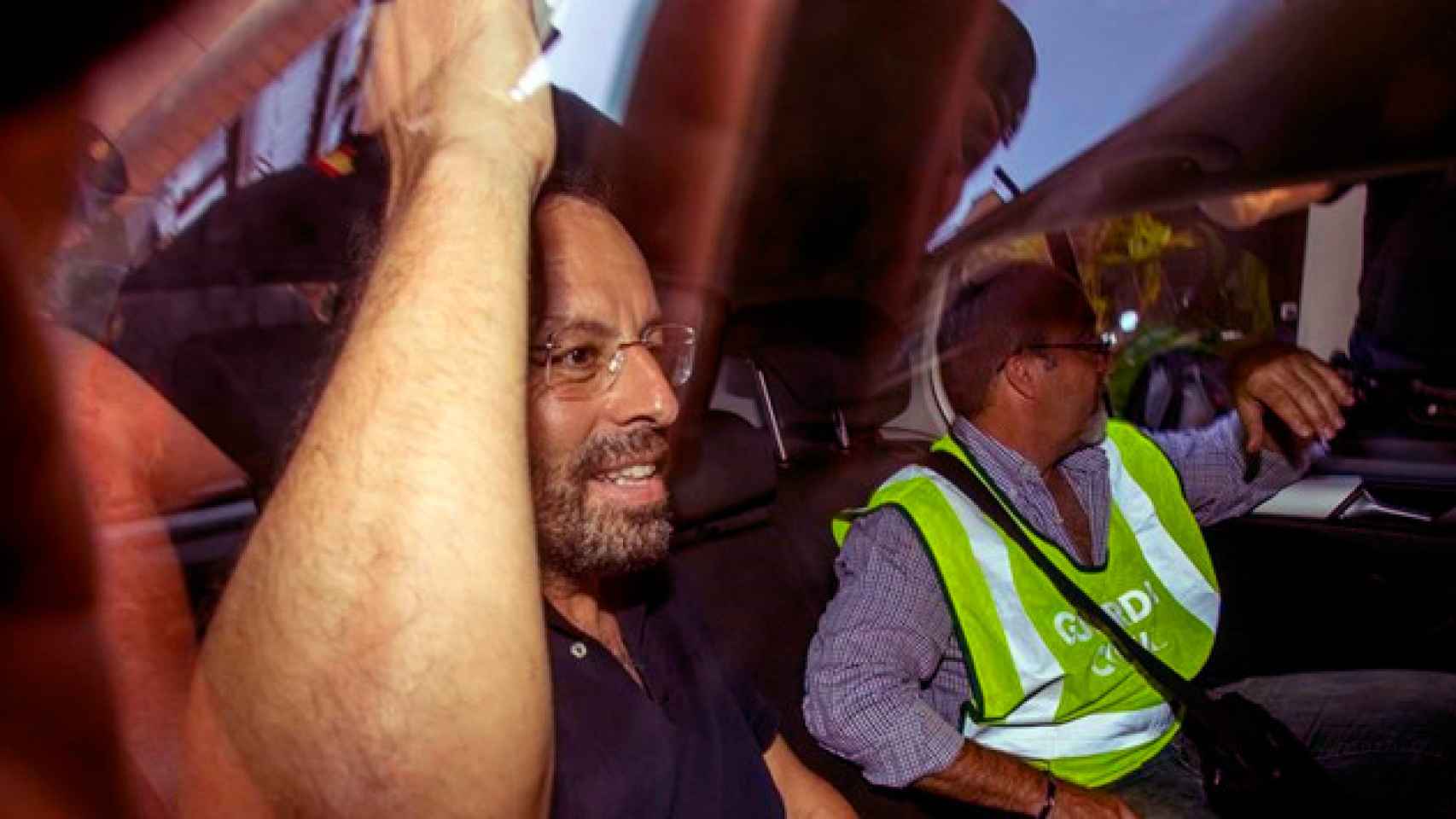 Sandro Rosell, en un coche policial, tras su detención en Barcelona / EFE