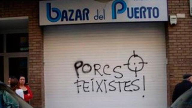 Una pintada en un local de Barcelona por no rotular en catalán / CG