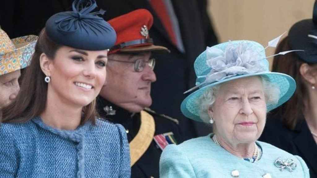 La reina de Inglaterra (d) y Kate de Cambridge en una imagen de archivo.