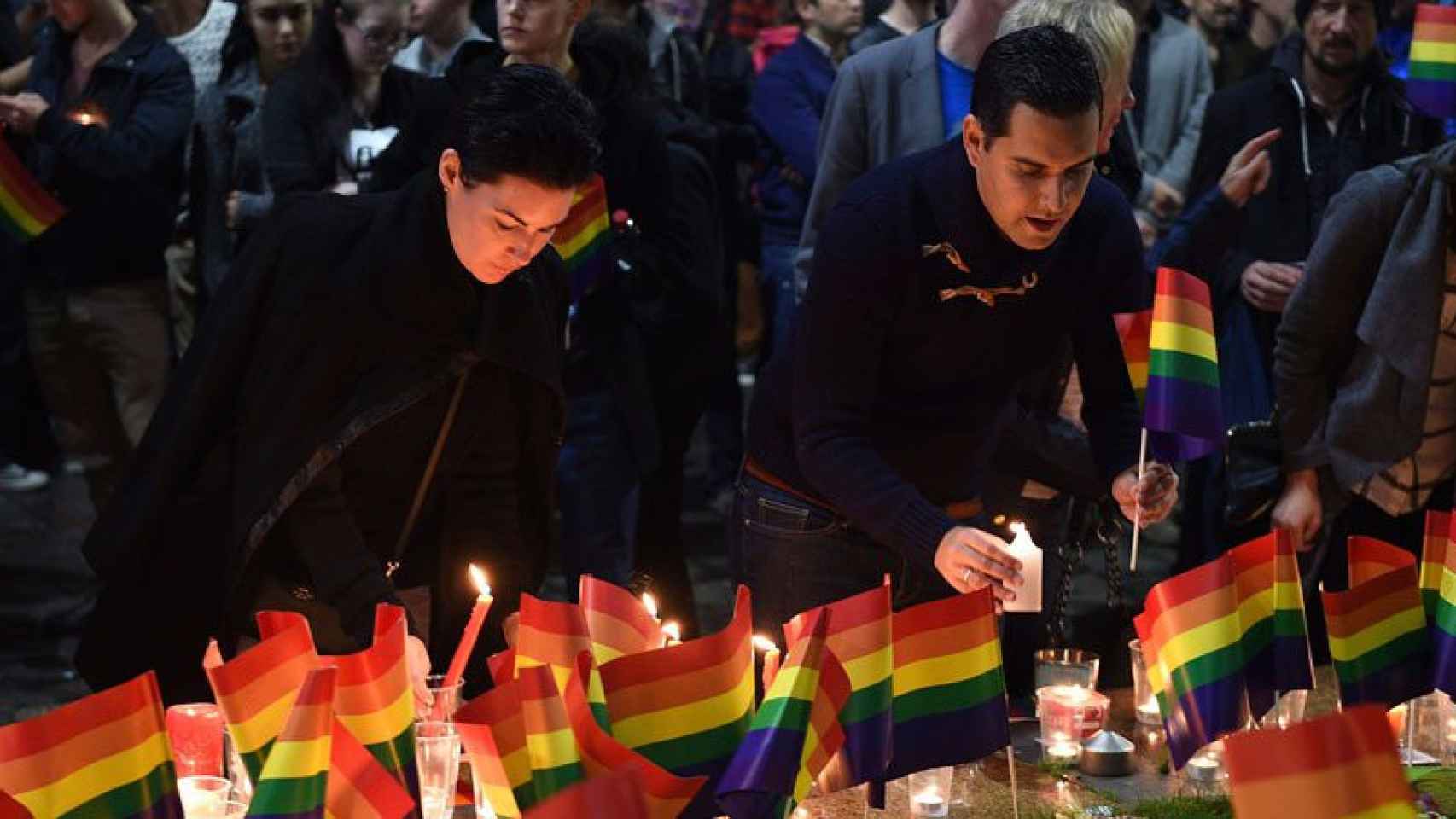 Varias personas participan en una vigilia en recuerdo a las víctimas de la matanza en una discoteca gay de Orlando, en la plaza Taylor, en Sídney, Australia.