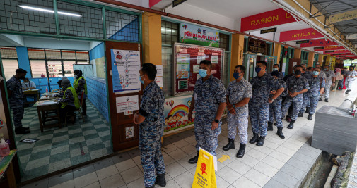 Militares esperan para votar en un colegio electoral durante las elecciones generales / EFE / Shafiq Hashim