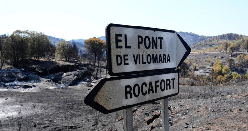 Operativos de los bomberos realizan trabajos de remojo en la zona del Pont de Vilomara, una vez estabilizado el incendio del Bages, que ha afectado a más de 1.700 hectáreas - EFE/Alejandro García