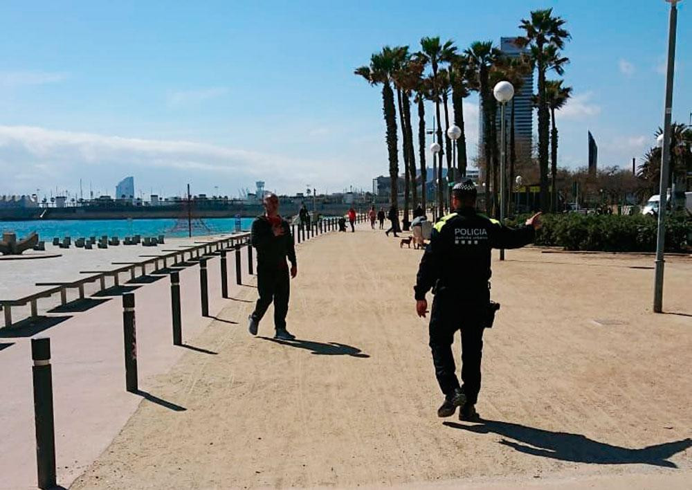 Imagen de un agente de la antigua USP, los antidisturbios de la Guardia Urbana de Barcelona, vaciando el litoral / CG
