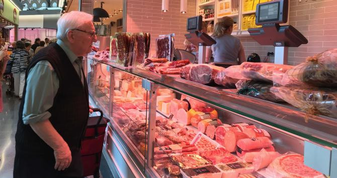 Un cliente escoge su pedido en una parada del Mercat de Sant Antoni / CG