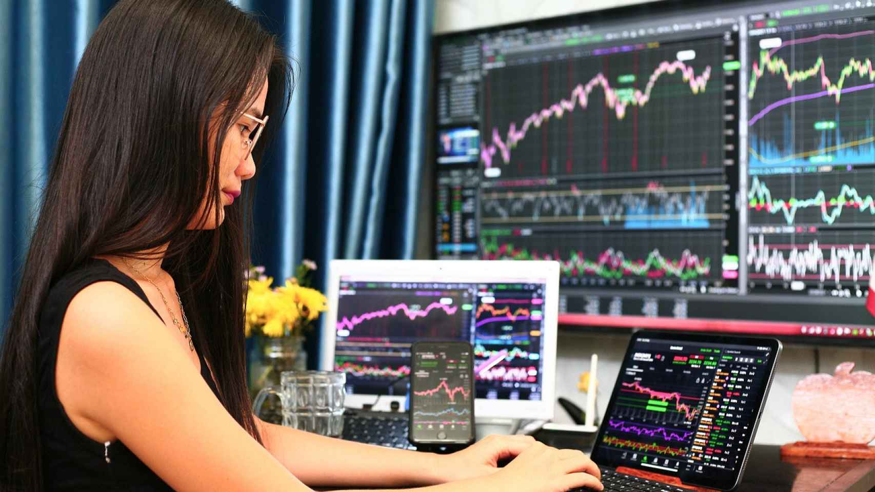 Mujer comprueba las variaciones del mercado sp500