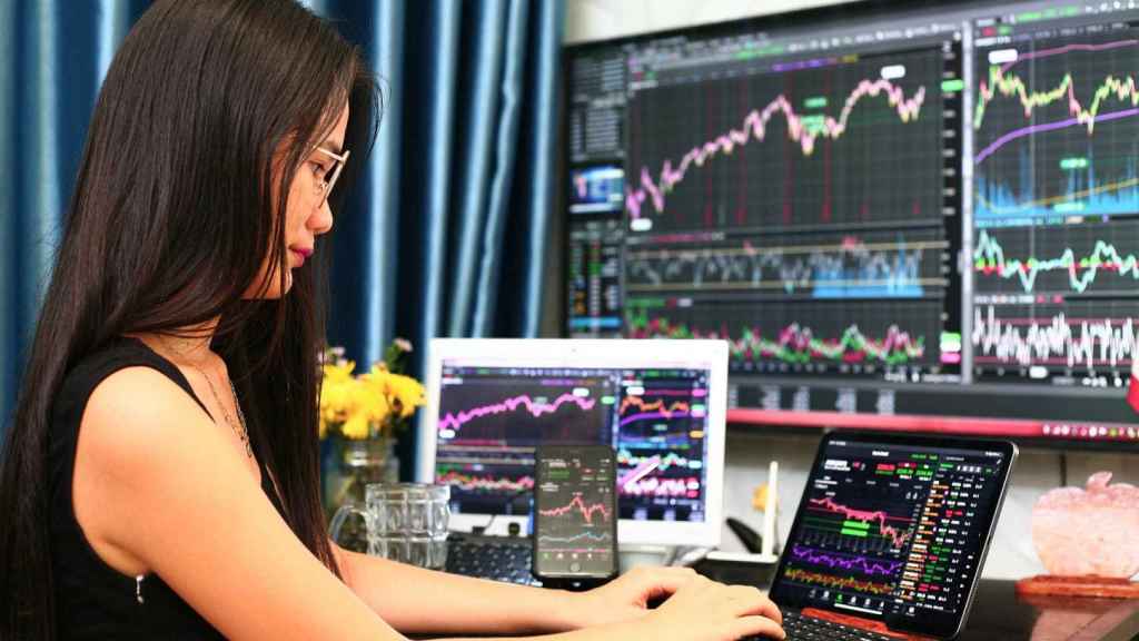 Mujer comprueba las variaciones del mercado sp500