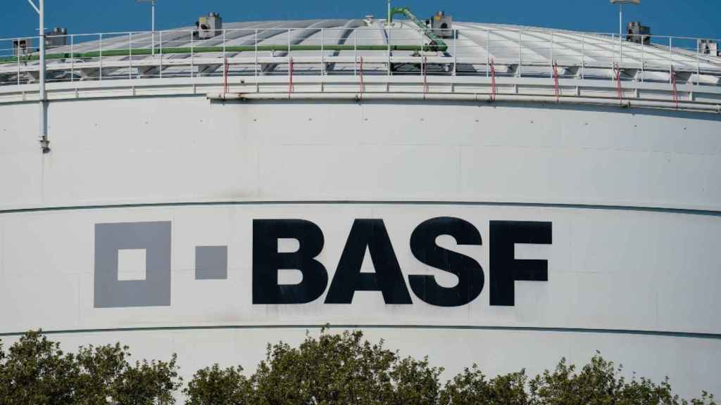 Logo de BASF en la planta de Ludwigshafen (Alemania)