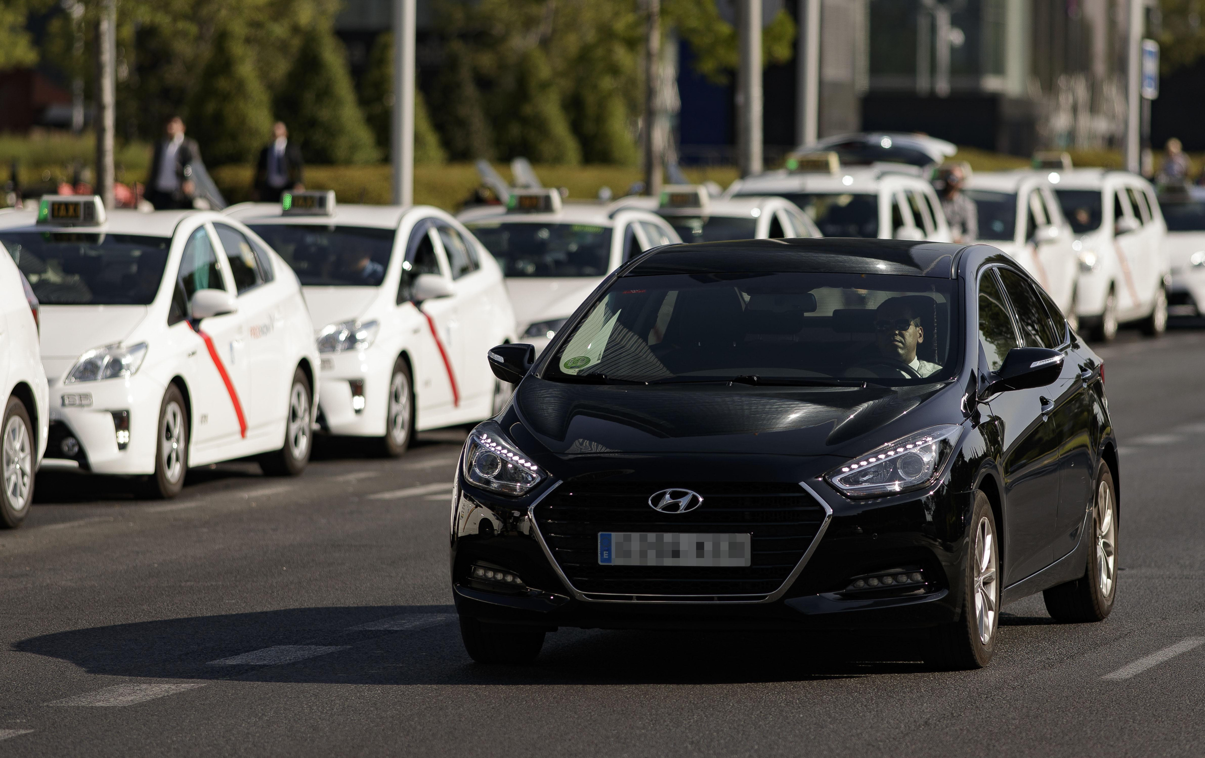 Imagen de un coche de Cabify frente a una hilera de taxis / EP