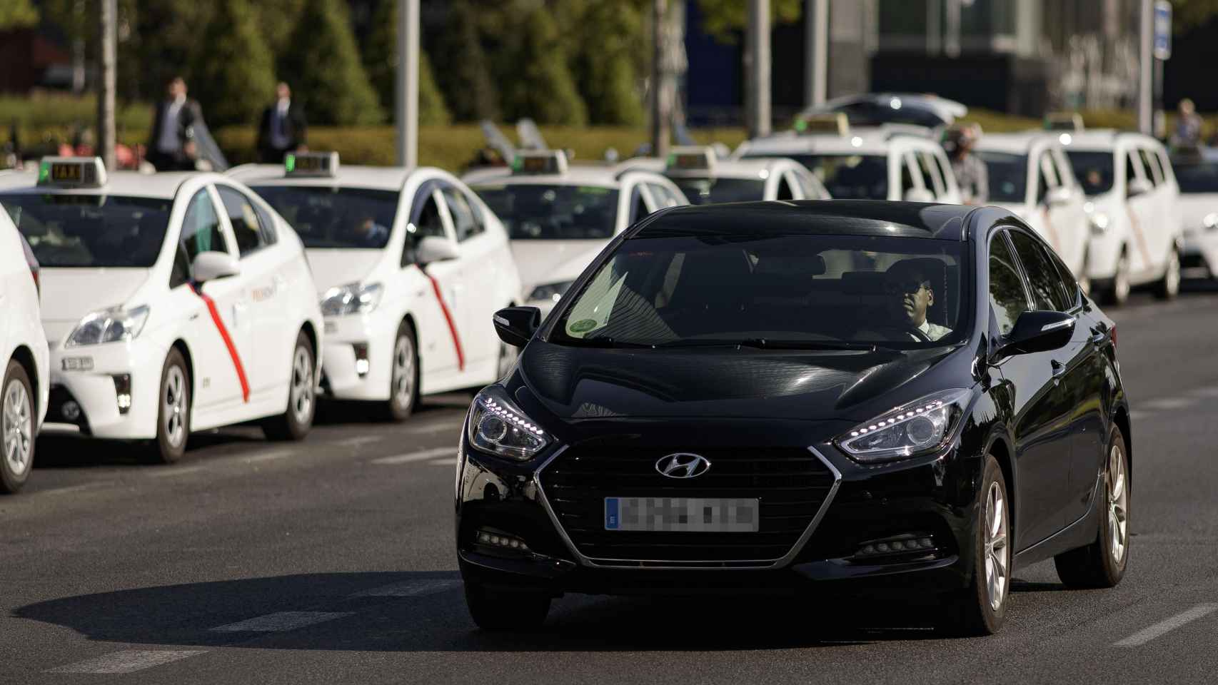 Imagen de un coche de Cabify frente a una hilera de taxis / EP